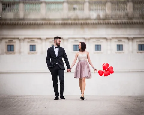 Hochzeitspaar auf der Rampe der Albertina in Wien