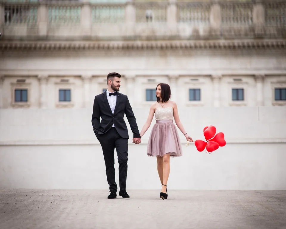 Hochzeitspaar auf der Rampe der Albertina