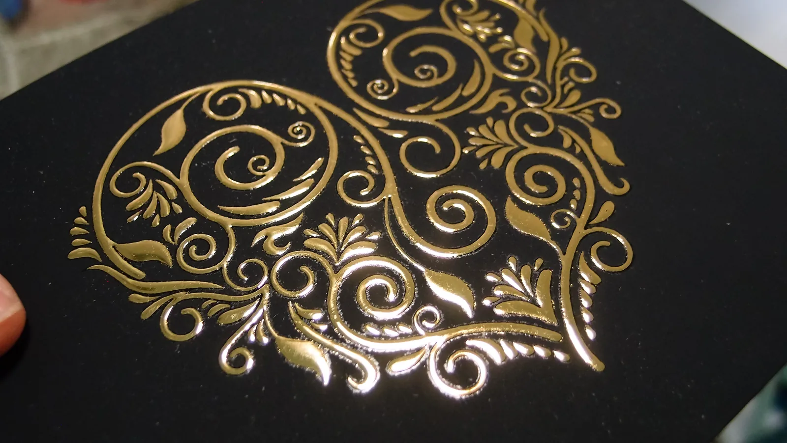 Goldprägung auf einem handgefertigten Hochzeitsalbum in der Manufaktur