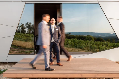 Portrait des Bräutigams in der Abendsonne