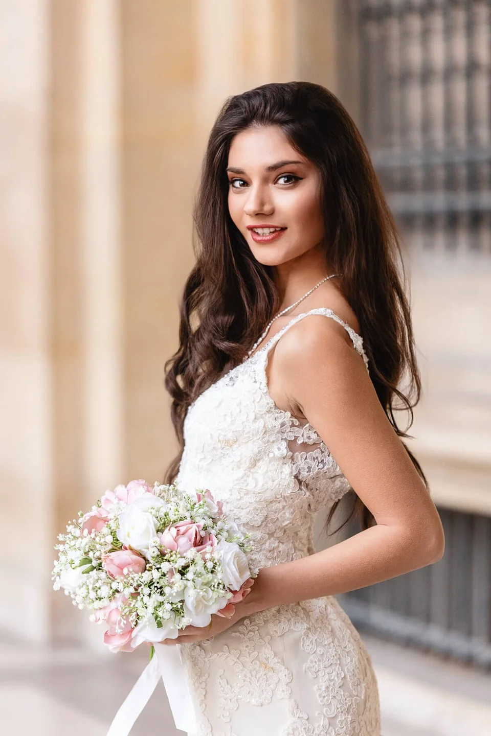 Braut mit Bouquet in den Arkaden des Wiener Rathauses