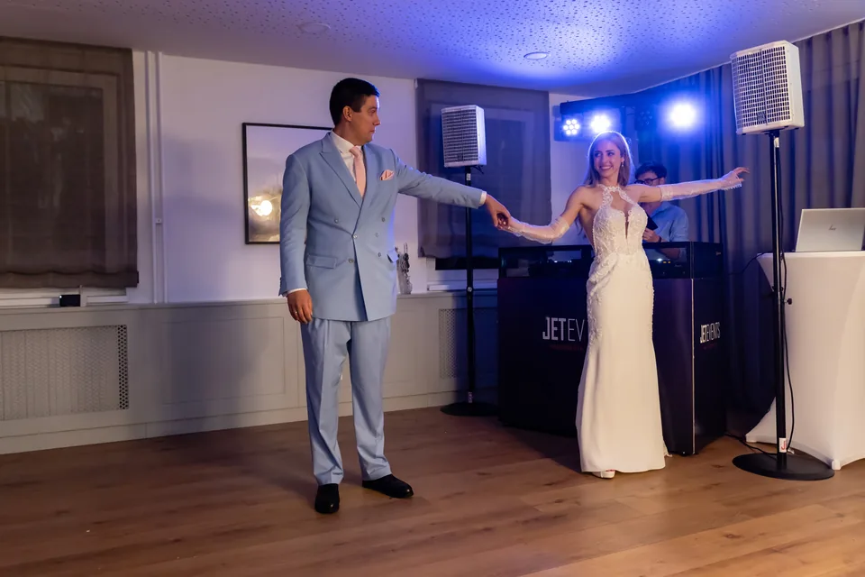 Eröffnungstanz des Hochzeitspaars im Festsaal, im Hintergrund das DJ-Pult in blauem Licht