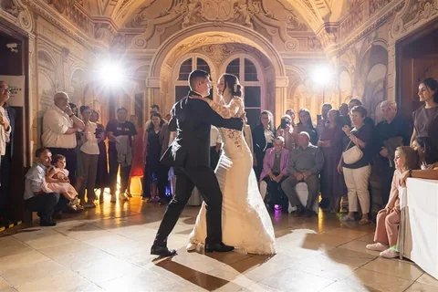 Erster Tanz eines Hochzeitspaars im Ballsaal