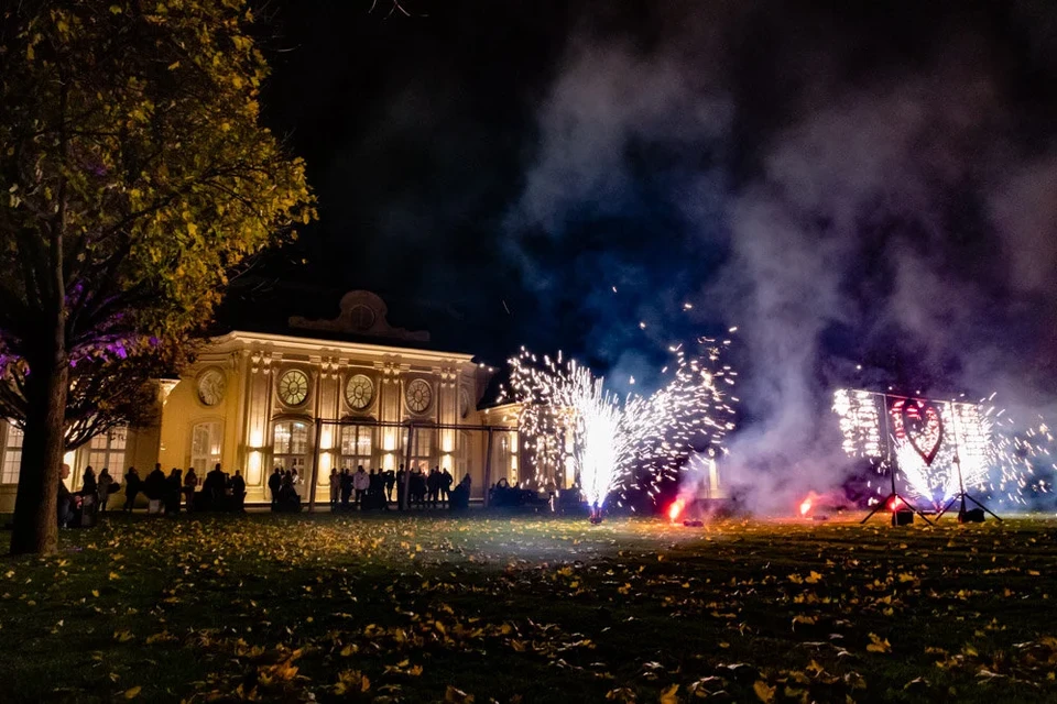 Feuershow vor dem beleuchteten Conference Center Laxenburg bei der Langen Nacht der Hochzeit