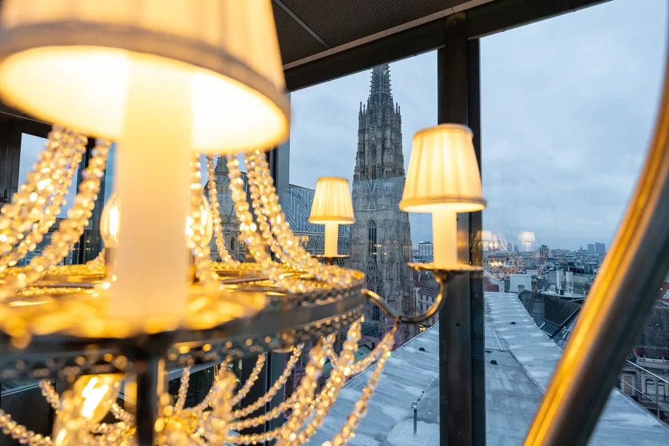 Luster im Glaspavillon, hinter dem Fenster der Südturm des Stephansdoms