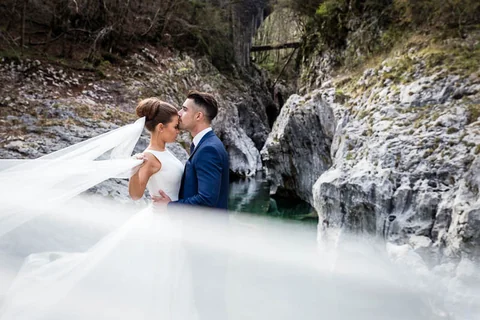 Hochzeitspaar in einer Klamm mit wehendem Schleier