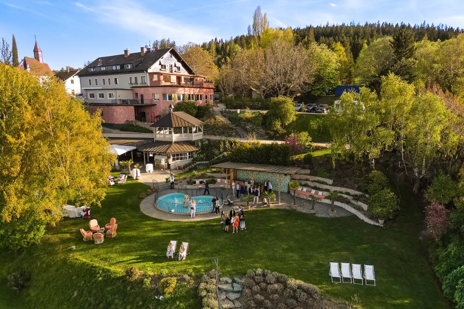 Luftaufnahme des Hotel Fernblick in St. Corona am Wechsel mit Garten und Bergkulisse