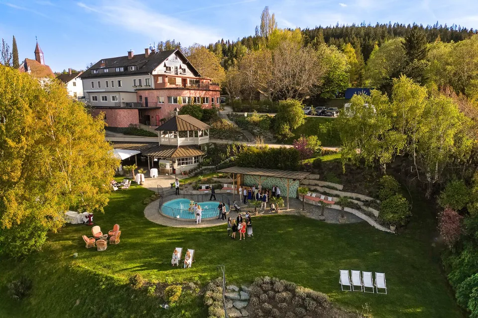 Hochzeitspaar vor weiter Panoramakulisse
