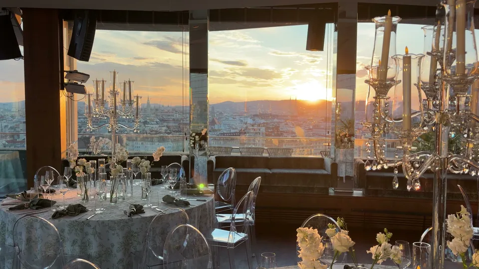 Set wedding tables at Juwel Vienna in front of the window front overlooking the city
