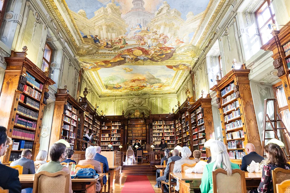 Standesamtliche Trauung im Prunksaal der Österreichischen Nationalbibliothek, Blick nach vorn zum Standesbeamten mit allen Gästen