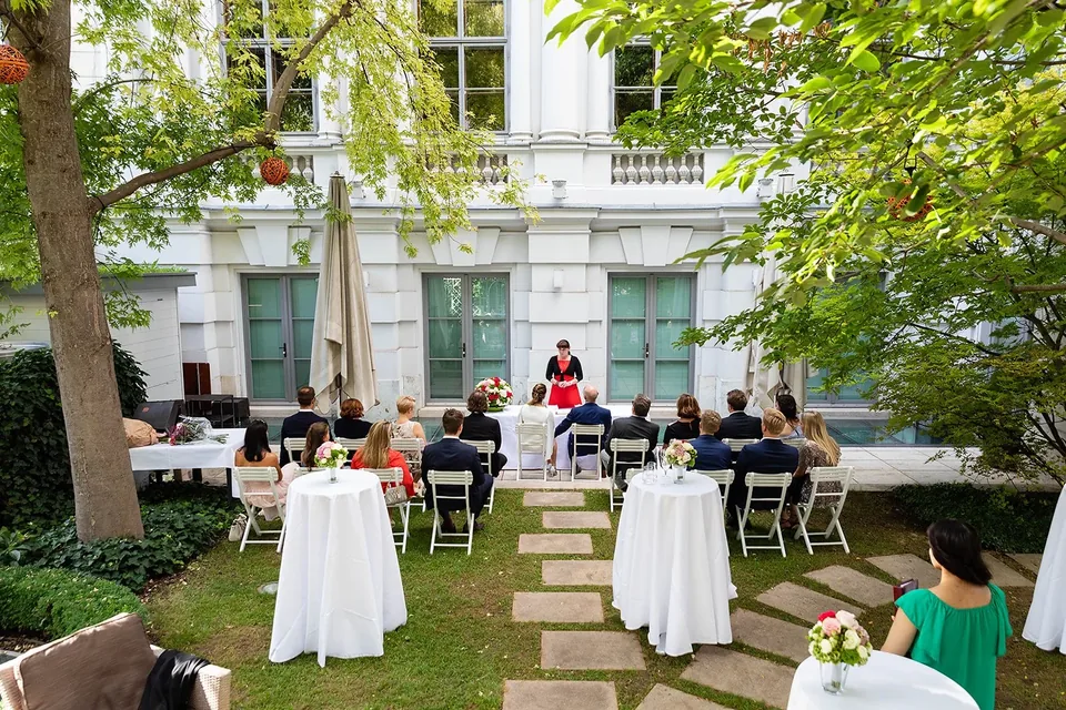 Standesamtliche Trauung im Garten des Palais Coburg mit Gästen und Standesbeamtin