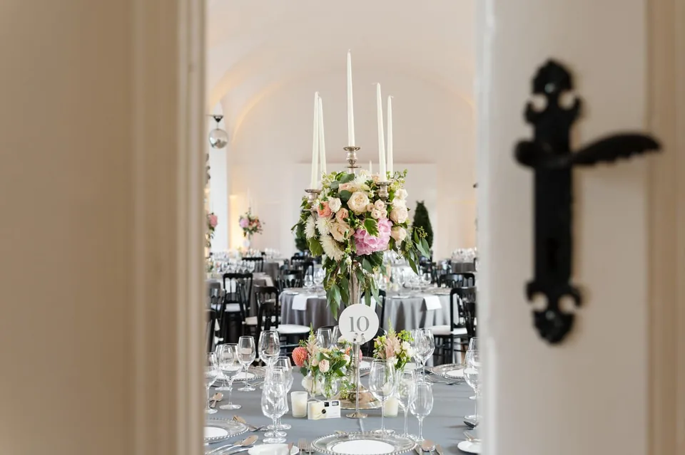 Festlich gedeckte Tafel im großen Festsaal von Schloss Walpersdorf