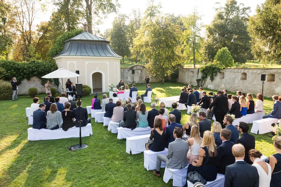 Standesamtliche Trauung im Schlosspark Walpersdorf mit weißen Bänken und Pavillon