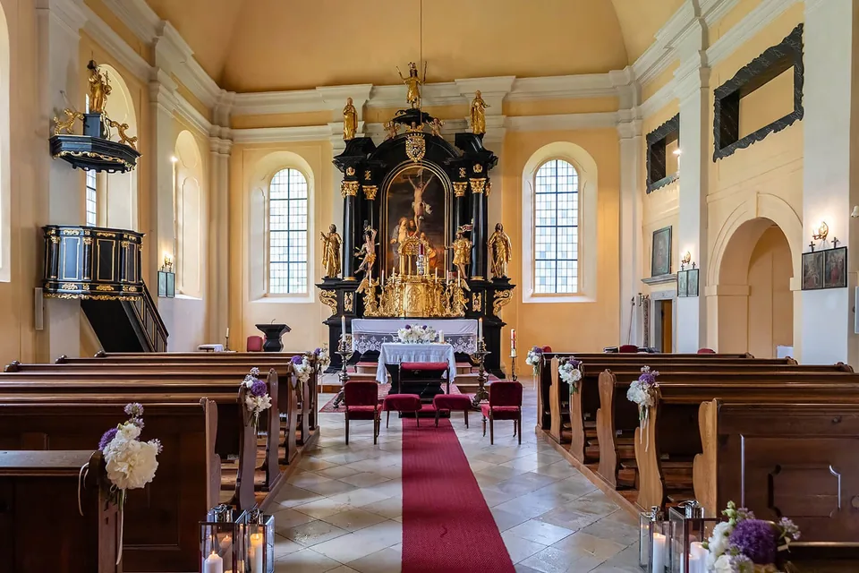 Traualtar in der Schlosskirche Walpersdorf mit Blumenschmuck von Emil Doll