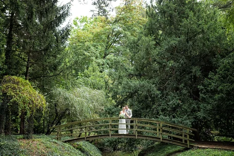 Hochzeitspaar im Garten der Schlossgärtnerei Wartholz