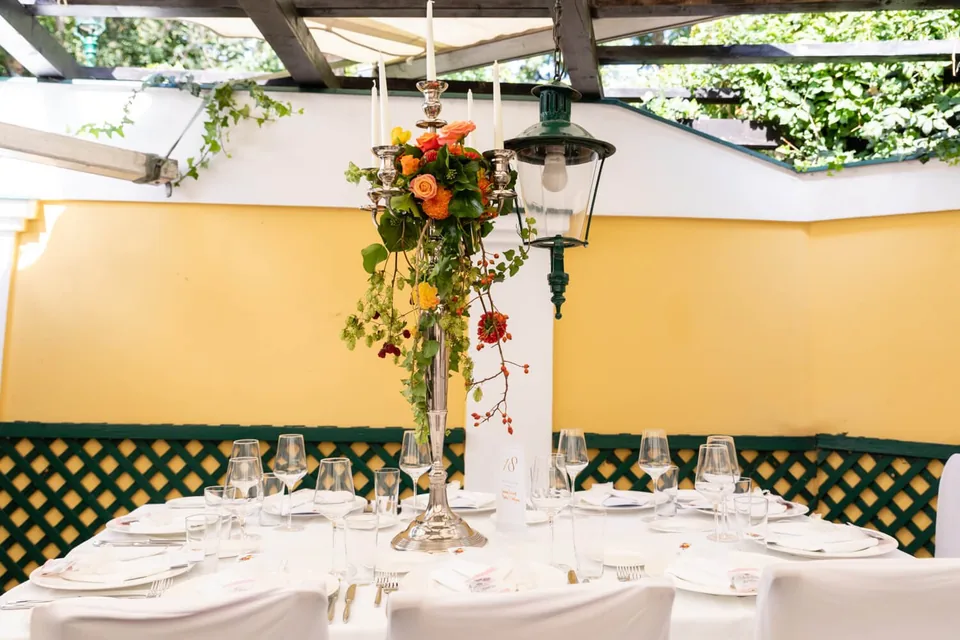 Festively decorated tavern table at a wedding at Schreiberhaus