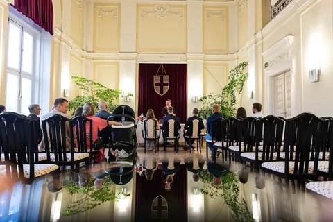 Hochzeitspaar nach der Trauung im Standesamt Ottakring in Wien