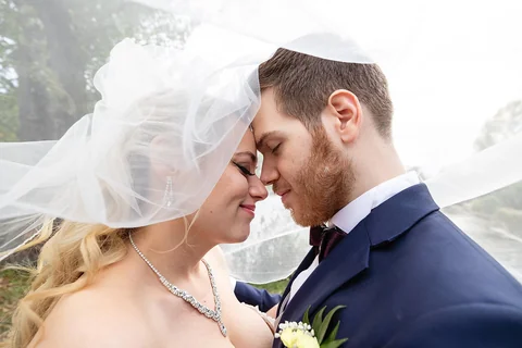 Wedding couple at the Wasserpark in Floridsdorf