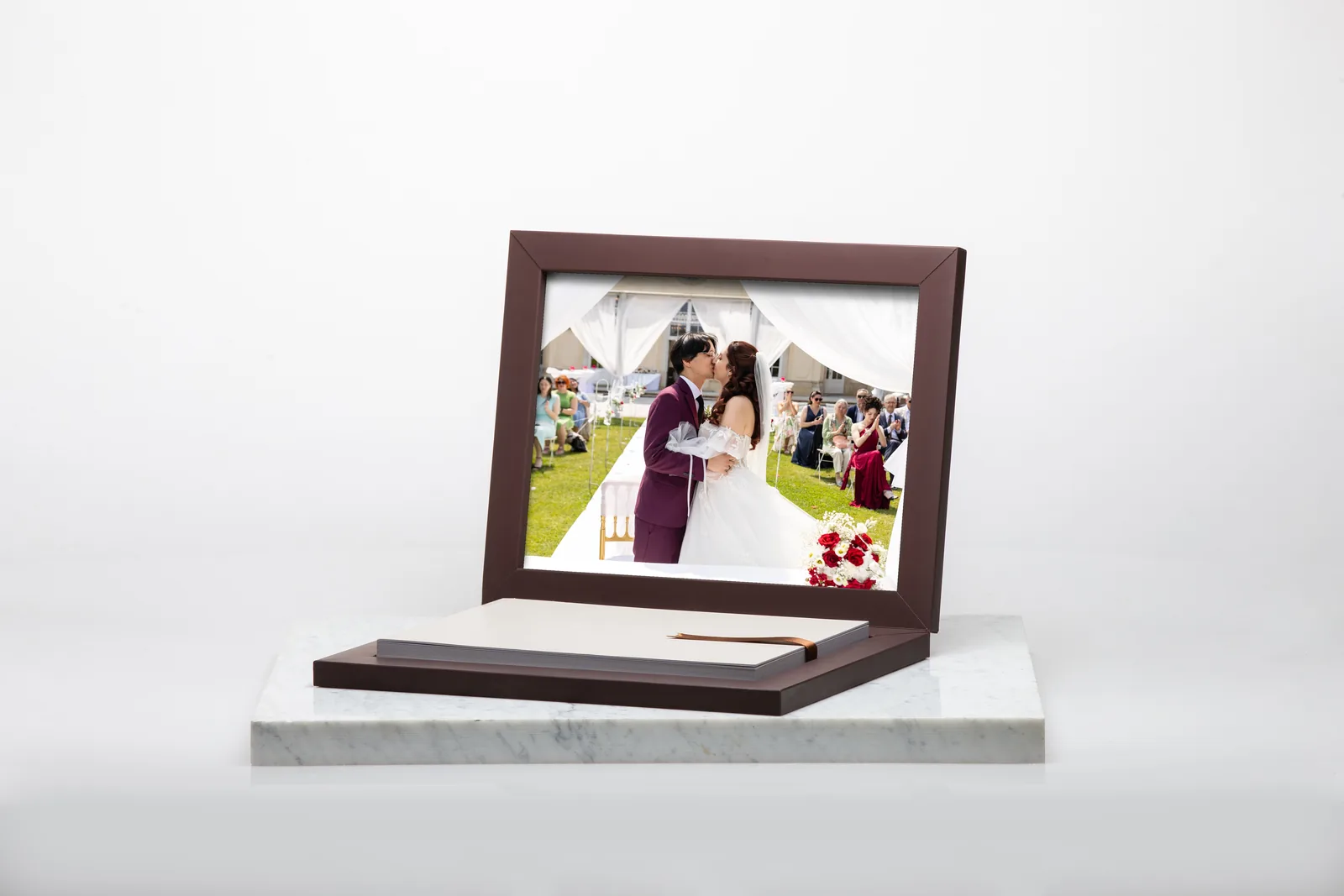 Milano Hochzeitsalbum mit Präsentationsbox auf einem Marmorsockel