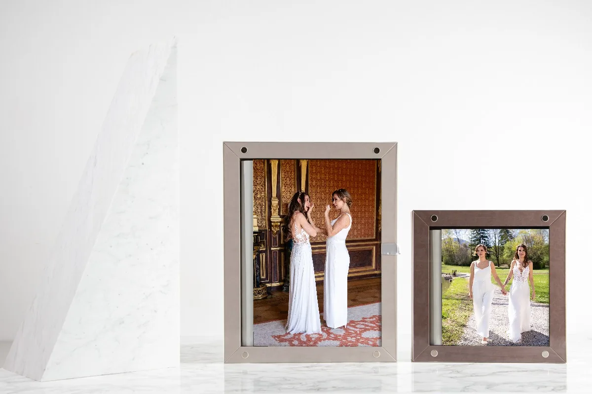 Zwei Rome Hochzeitsalben in Taupe und Braun mit Hochzeitsbildern hinter dem transparenten Deckel