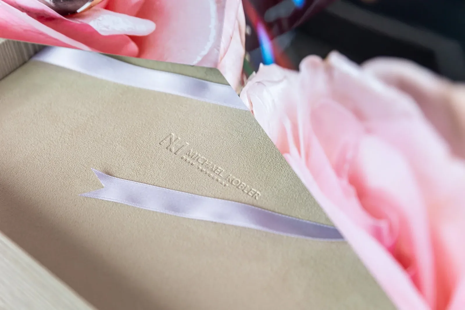 Handgefertigtes Hochzeitsalbum mit Prägung, Satinband und Rosen