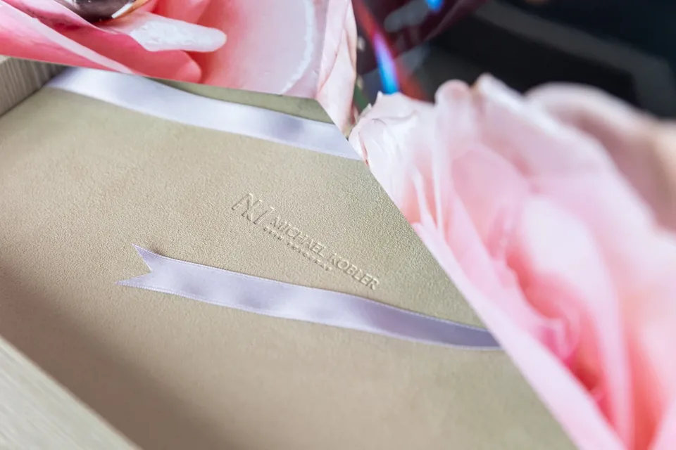 Handgefertigtes Hochzeitsalbum mit Rosenprägung