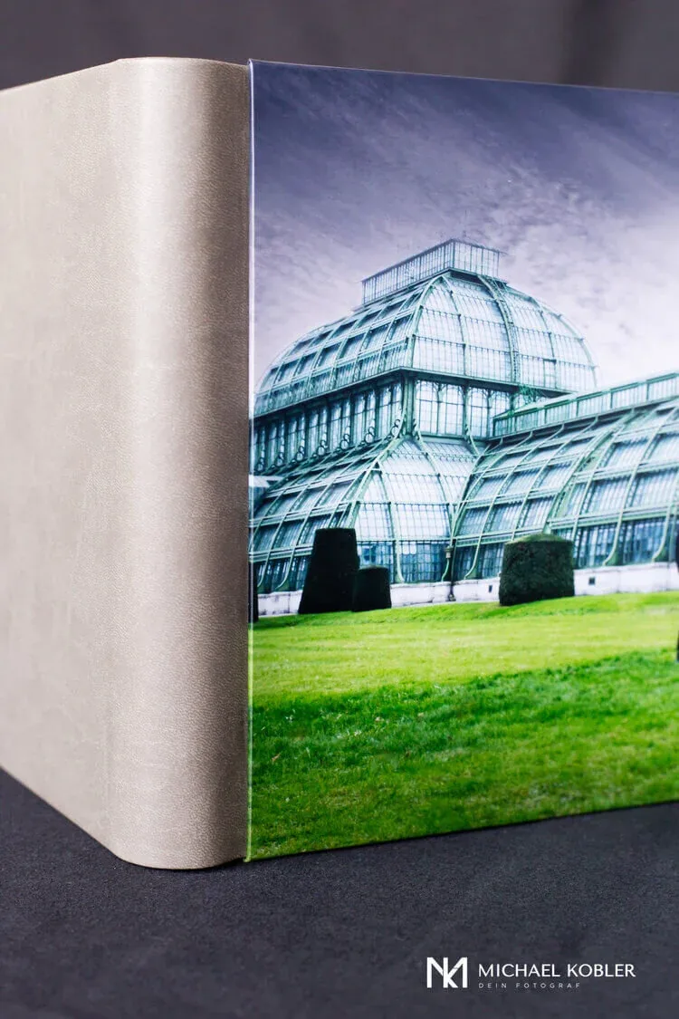 Rome Hochzeitsalbum mit aufgezogenem Foto neben der passenden Box