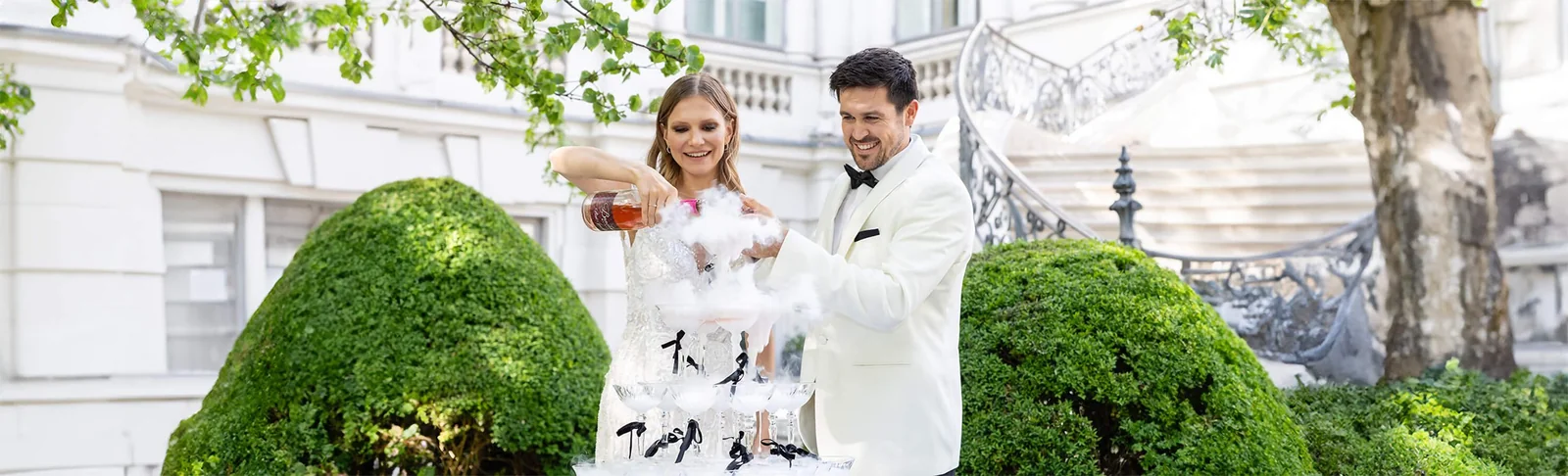 Eleganter Champagner-Turm bei einer Hochzeit im Palais Coburg in Wien