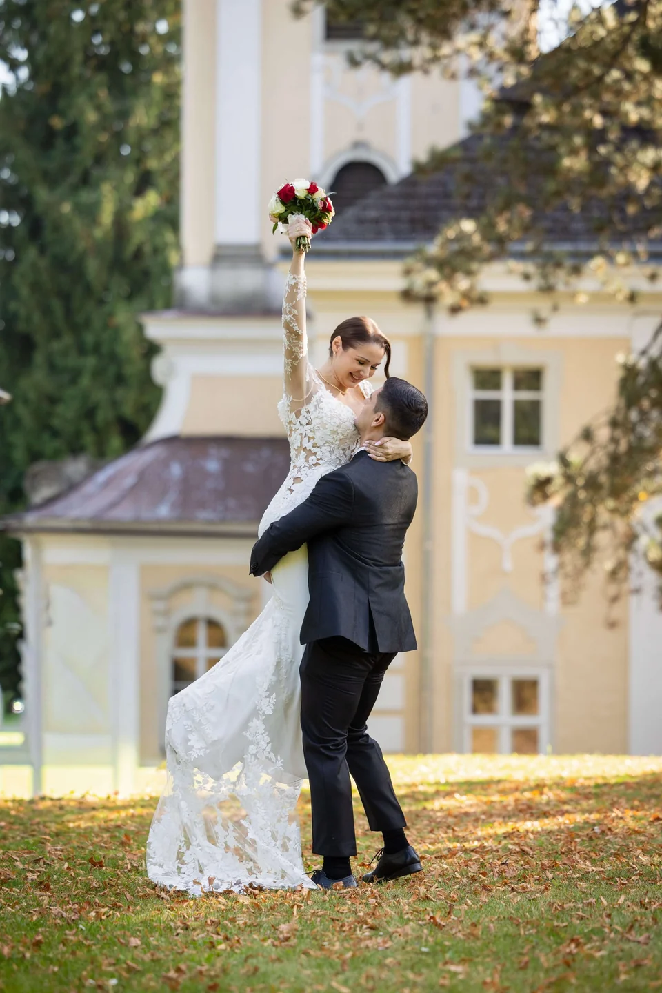 Wedding couple in nature during a documentary wedding session in Vienna
