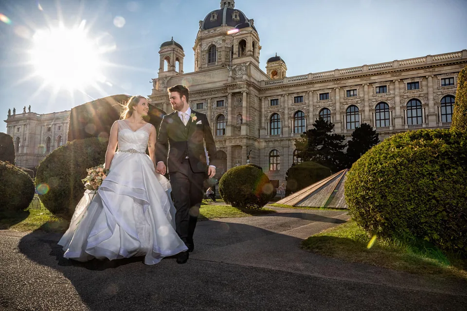 Wedding couple in front of the Kunsthistorisches Museum in Vienna in the evening light