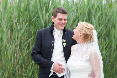 Anita und Florian lachen im Schilf am Neusiedler See