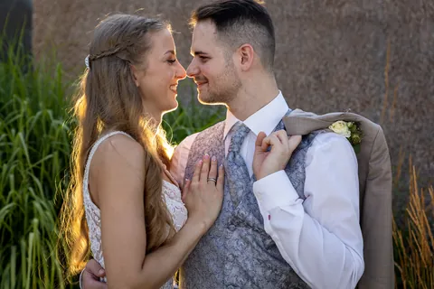 Judith und Roman Nase an Nase vor hohem Gras in Weiden am See