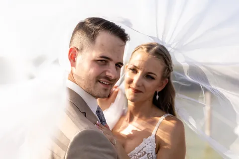 Judith und Roman unter dem Schleier im Gegenlicht am Neusiedler See