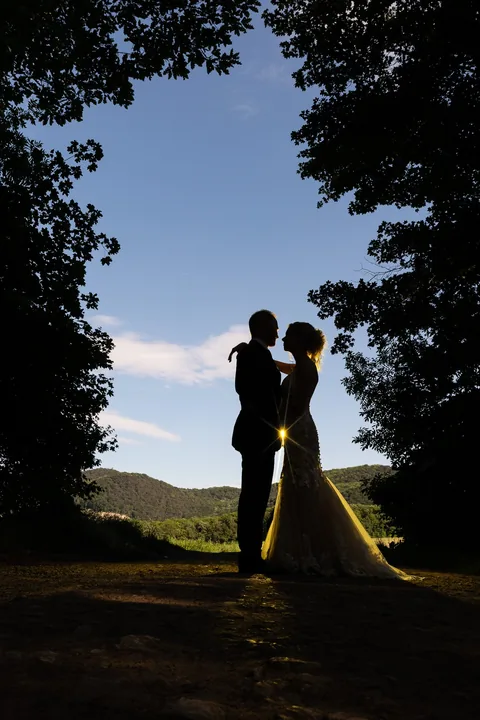 Silhouette eines Hochzeitspaars im Abendlicht