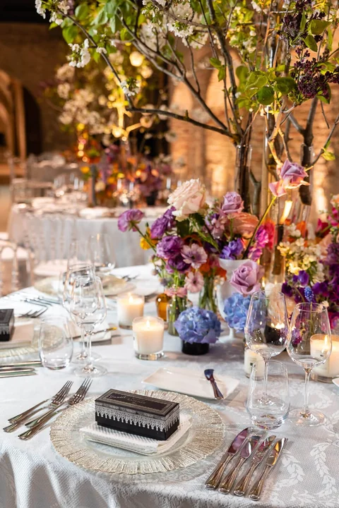 Festive wedding table in the Kasematten of Palais Coburg