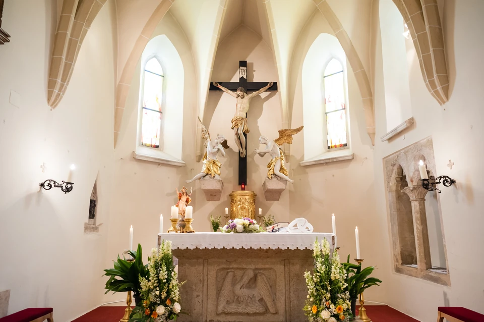Blumengeschmückter Altar in der hauseigenen Kapelle von Schloss Hernstein