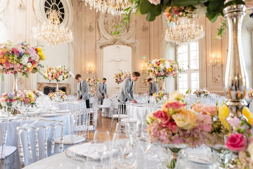 Festlich gedeckter Prunksaal in Schloss Laxenburg mit Pastellblumen und Lustern