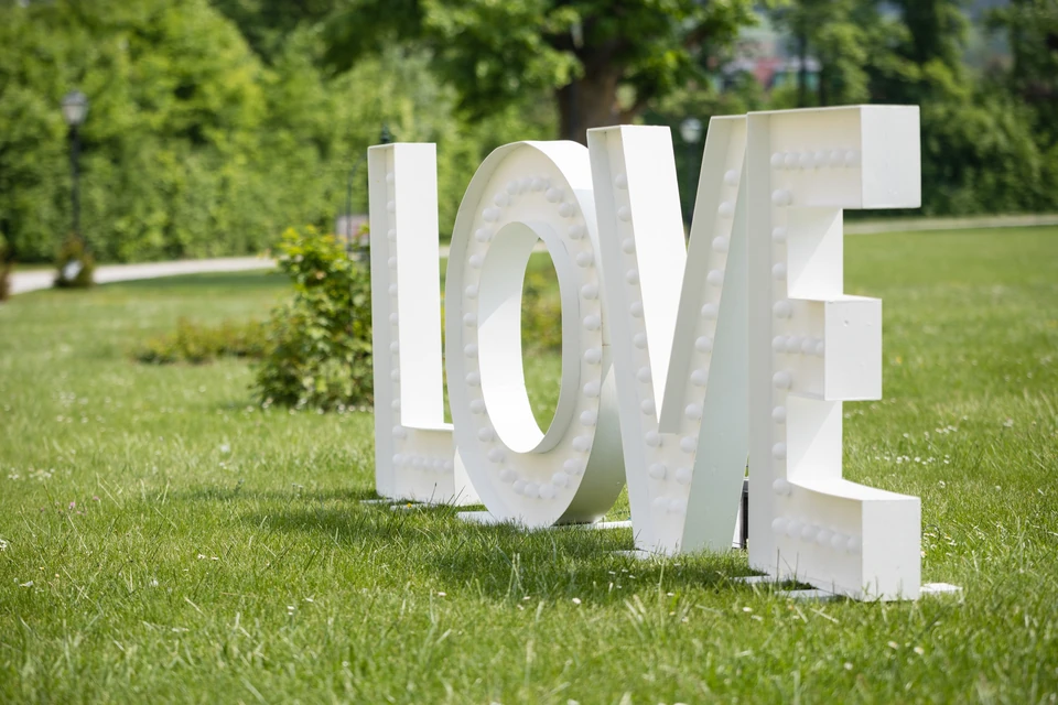 Weißer LOVE-Schriftzug auf der Wiese im Schlosspark Hernstein