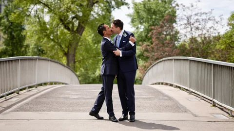 Same-sex wedding couple in the Donaupark