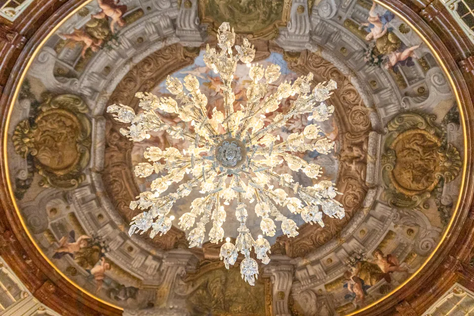 Kristallluster an einer Stuckdecke im Palais Daun-Kinsky
