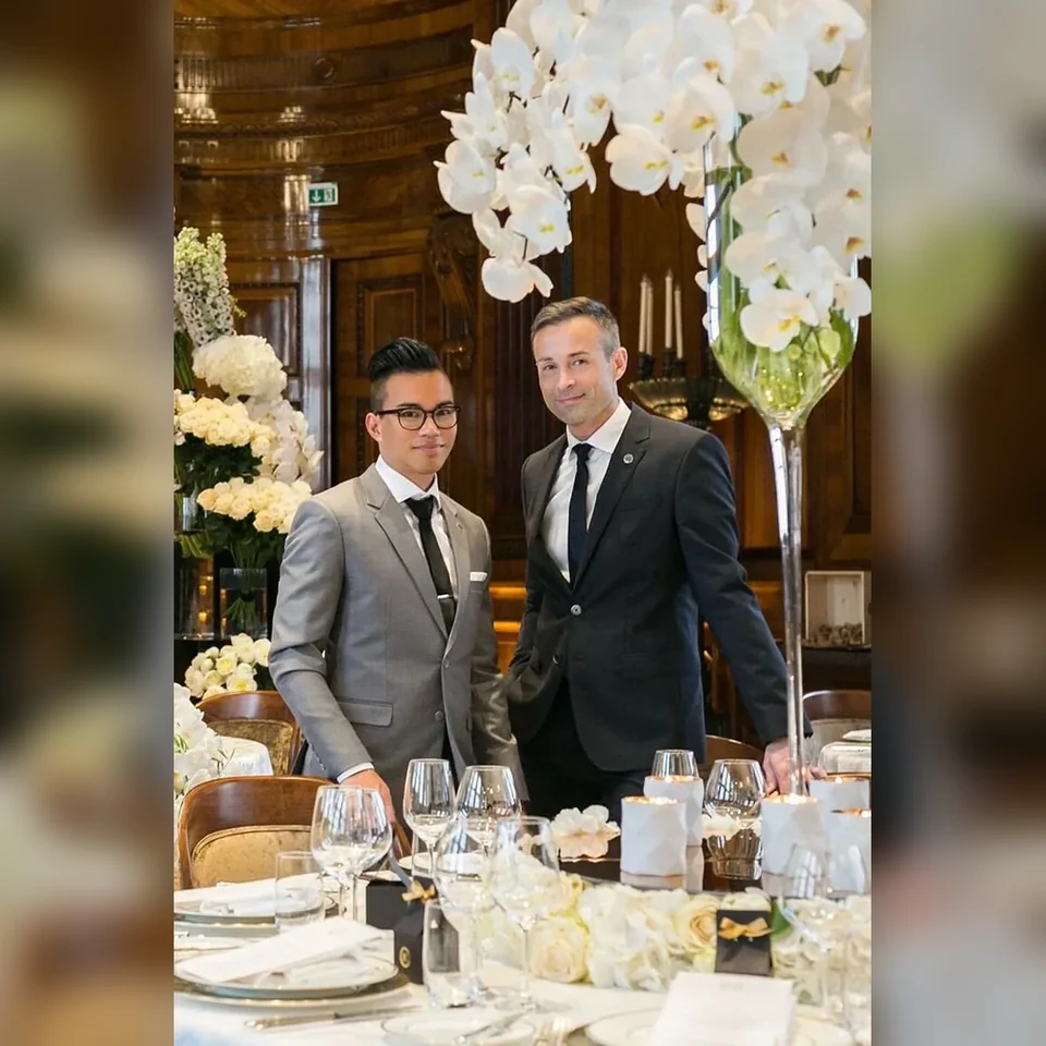 Julian Amenth mit seinem Team an einer festlich gedeckten Hochzeitstafel