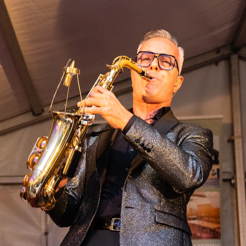 Saxophonist tomX live auf der Bühne mit seinem Altsaxophon