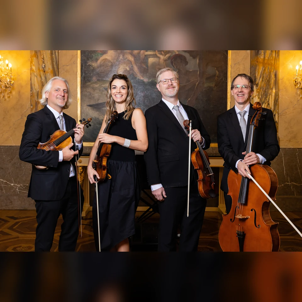 Das Streichquartett Vienna Strings in einem goldenen Wiener Palaissaal