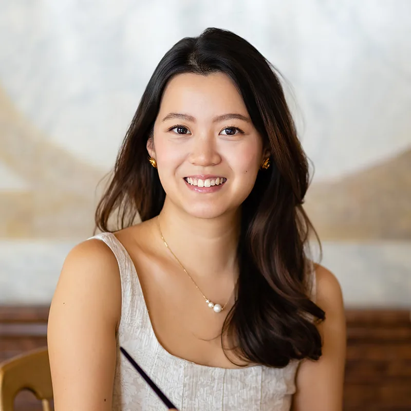 Viola Li mit Pinsel am Aquarell-Tisch im Palais Daun-Kinsky