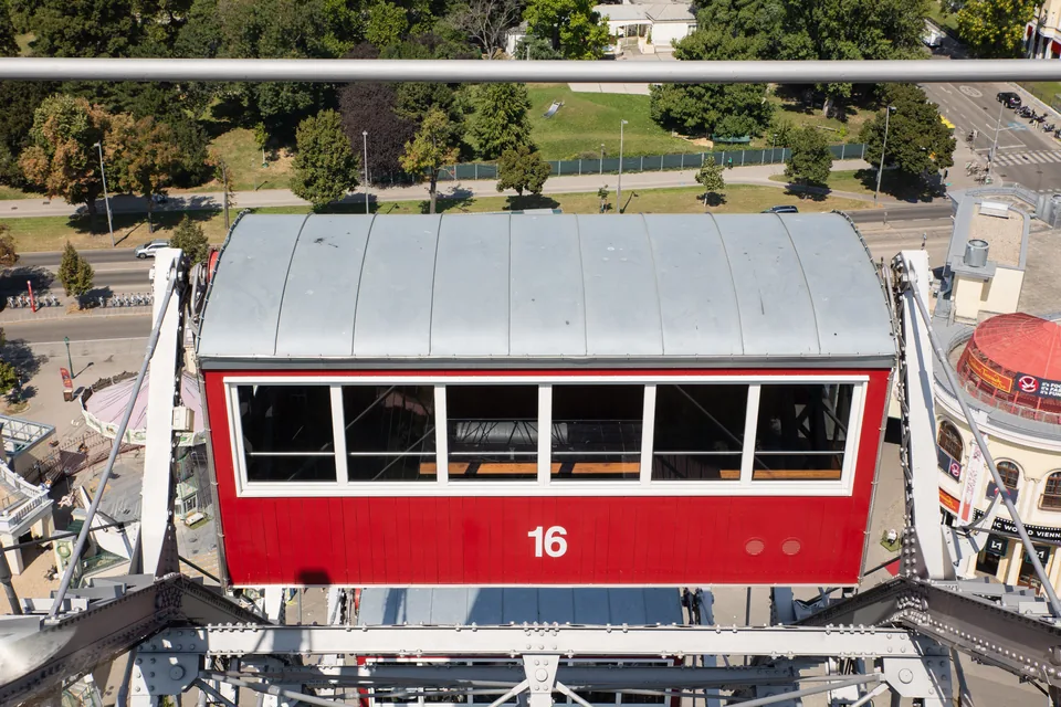 Roter Waggon Nummer 16 des Wiener Riesenrads von oben, darunter der Prater