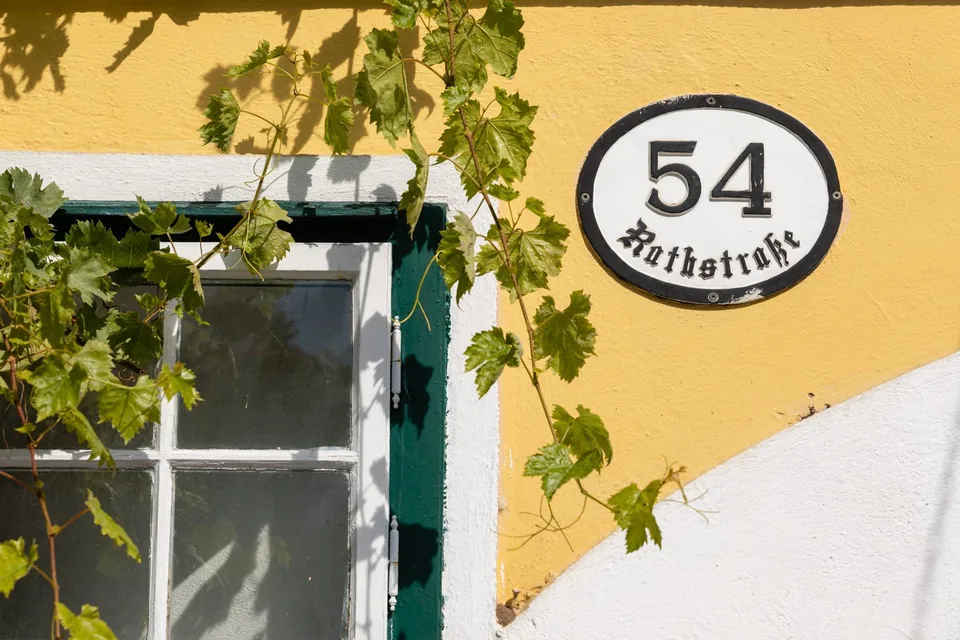 Traditional house sign of Rathstraße 54 on the facade of Schreiberhaus