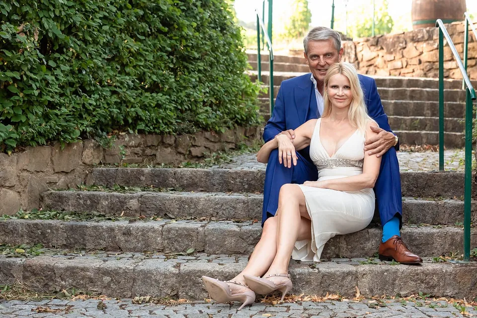 Wedding couple on a green stone staircase at Schreiberhaus