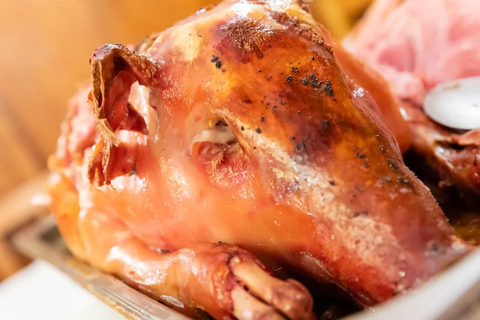 Crispy suckling pig at the wedding buffet at Schreiberhaus
