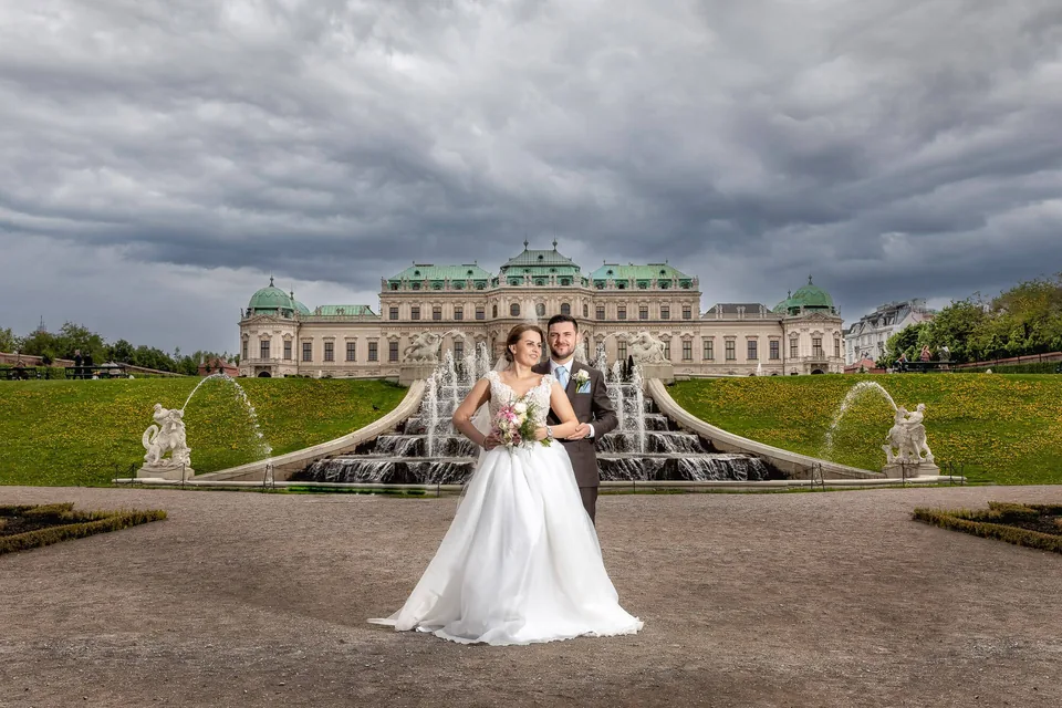 Wedding couple in front of Schloss Belvedere with fountains in Vienna