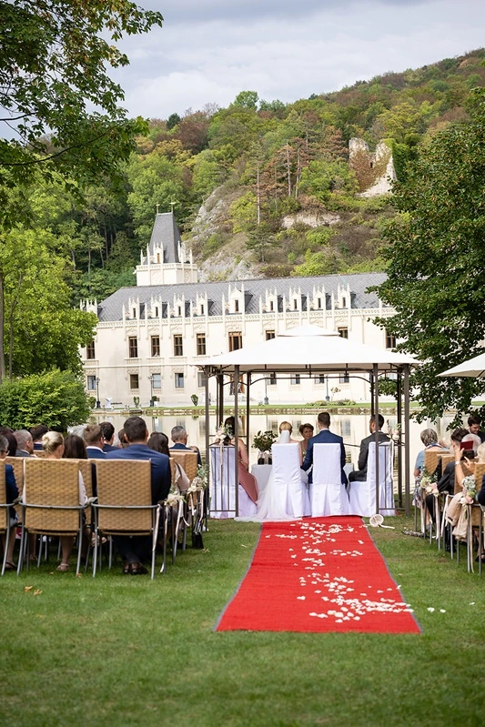 Freie Trauung unter dem Pavillon auf der Wiese, dahinter Schloss Hernstein und die Felswand